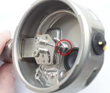 图1：带抑制机芯的压力表内视图。圆圈标记硅油壶的底座，所使用的硅油可用于润滑指针齿轮。