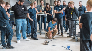 威卡瑞士举办“tüftelCamp”创客营，学生打造智能迷你车